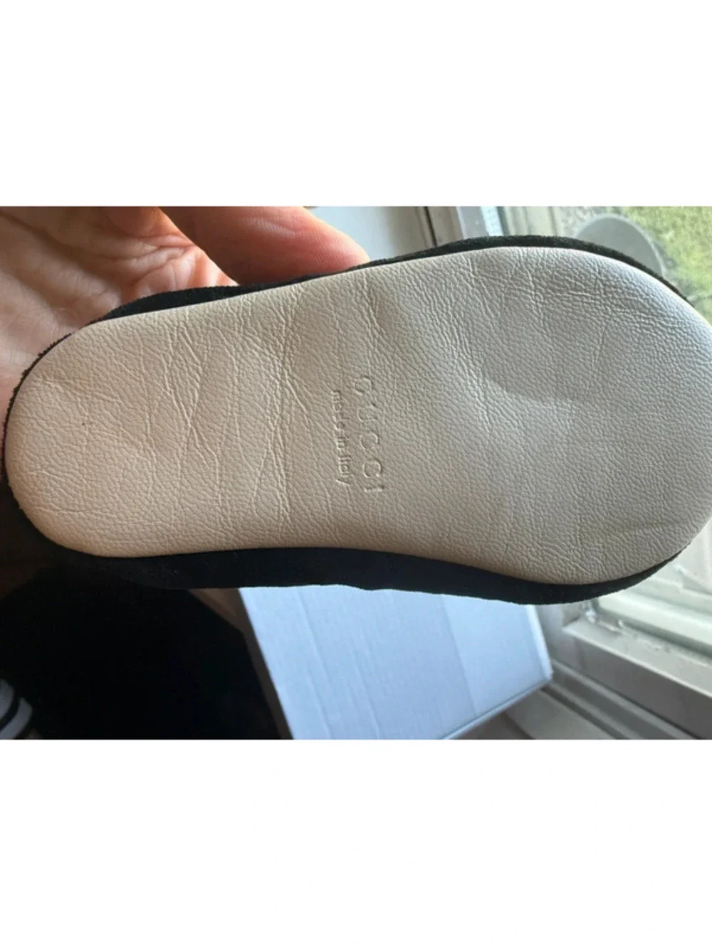 Gucci Suede Crib Shoes for Baby “Hug Me” embroidery Size 1 EUC used once